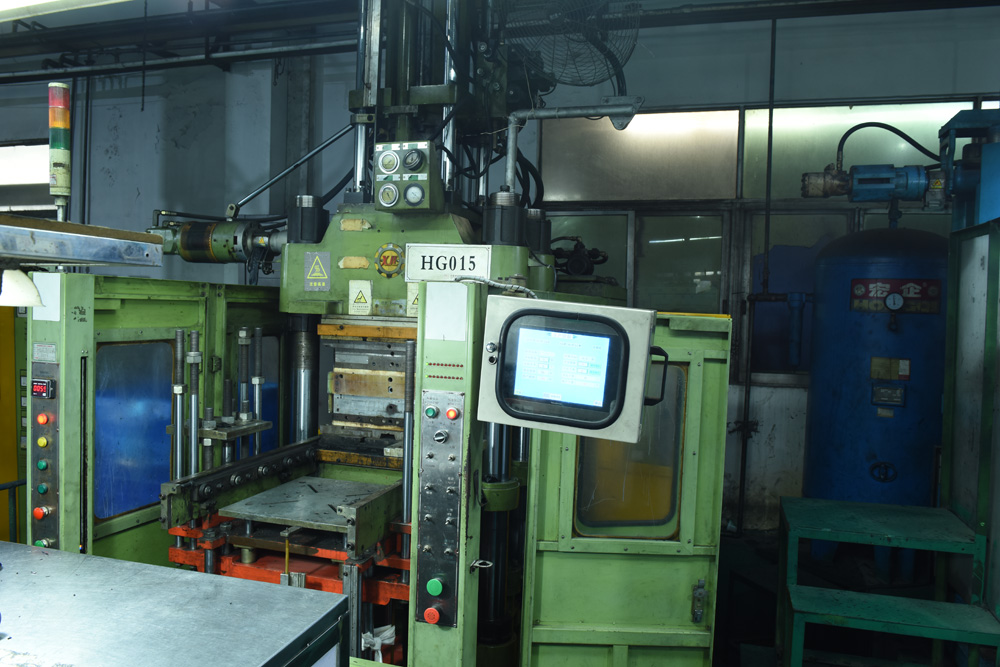 300T Injection Forming Machine(射出硫化機(jī)）